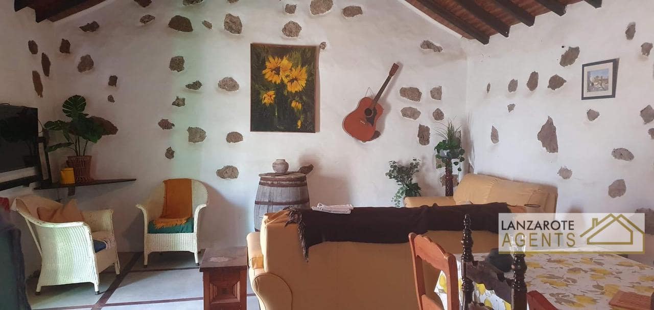 3 bedroom Villa for sale in Yaiza with garage - € 325,000 (Ref: 10012279)