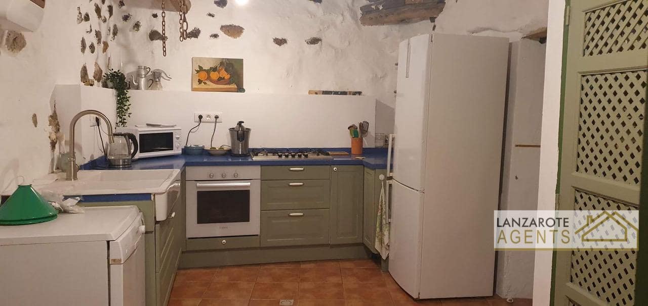 3 bedroom Villa for sale in Yaiza with garage - € 325,000 (Ref: 10012279)