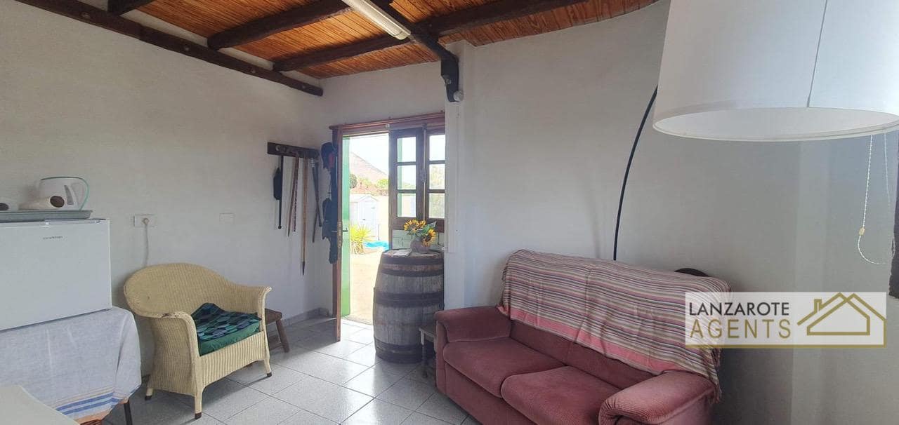 3 bedroom Villa for sale in Yaiza with garage - € 325,000 (Ref: 10012279)