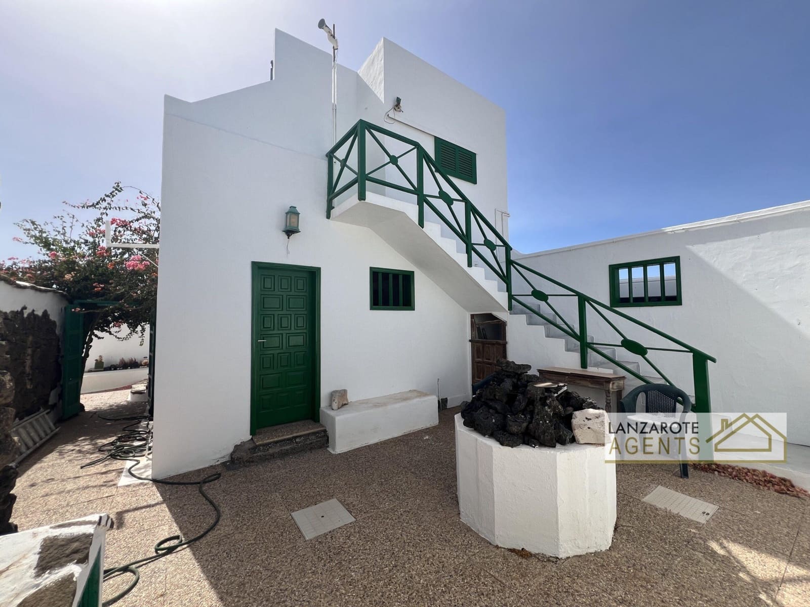3 bedroom Villa for sale in Yaiza with garage - € 325,000 (Ref: 10012279)