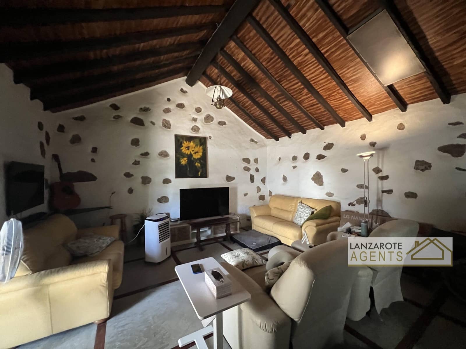 3 bedroom Villa for sale in Yaiza with garage - € 325,000 (Ref: 10012279)