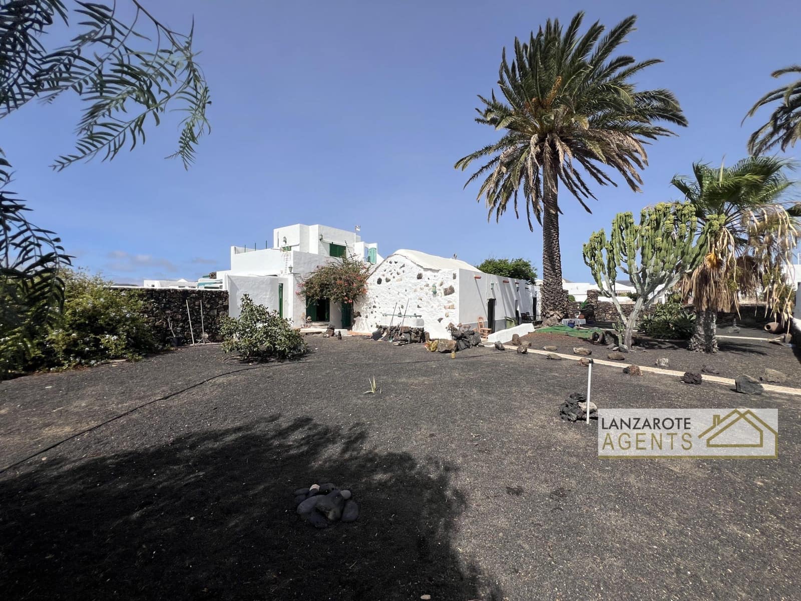 3 bedroom Villa for sale in Yaiza with garage - € 325,000 (Ref: 10012279)