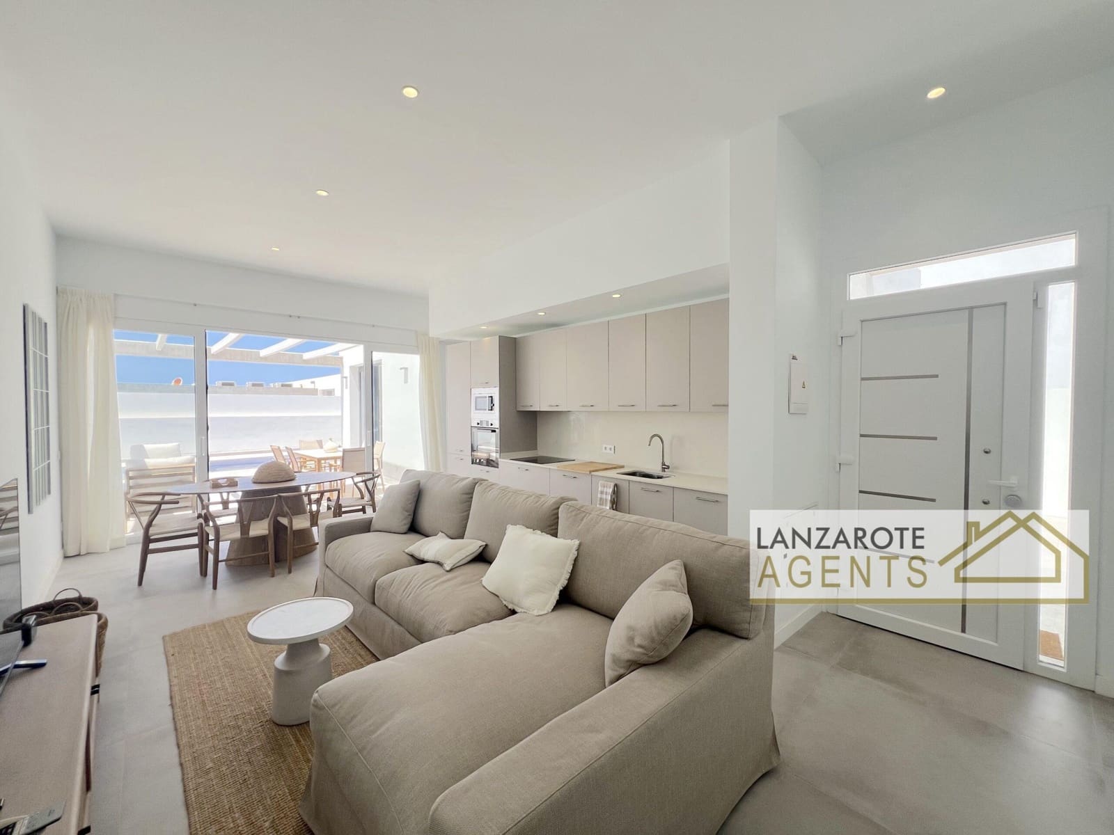 3 bedroom Villa for rent in Playa Blanca with pool - € 3,000 (Ref: 10044201)