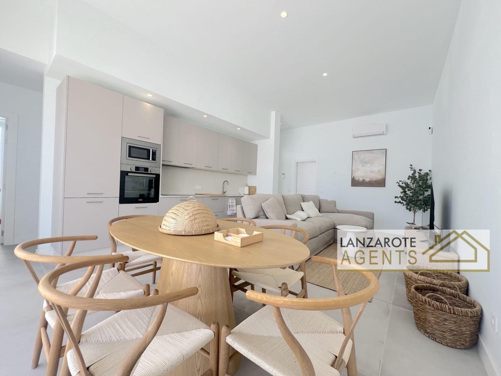 3 bedroom Villa for rent in Playa Blanca with pool - € 3,000 (Ref: 10044201)