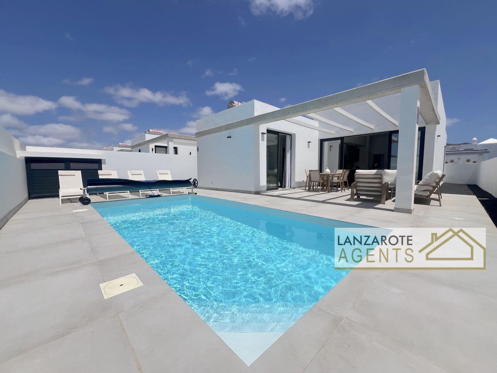 3 bedroom Villa for rent in Playa Blanca with pool - € 3,000 (Ref: 10044201)
