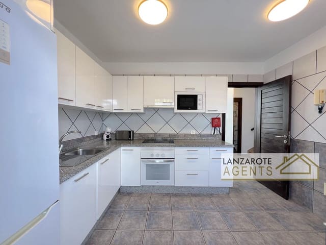 3 makuuhuone Huvila myytävänä paikassa Playa Blanca, Yaiza mukana uima-altaan 
autotalli - 450 000 € (Ref: 10044202)