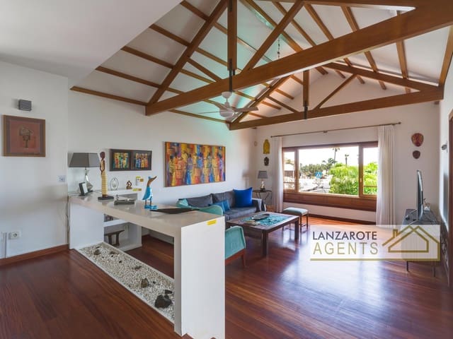 Chalet de 6 habitaciones en Playa del Cable, Arrecife en venta con piscina garaje - 1.045.000 € (Ref: 10093945)