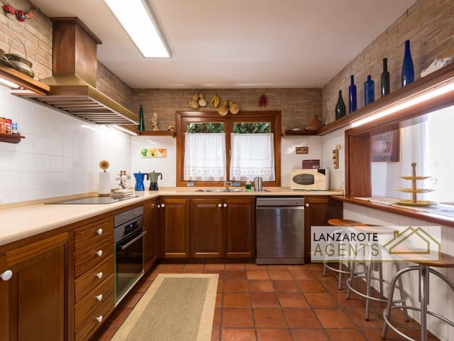Chalet de 6 habitaciones en Playa del Cable, Arrecife en venta con piscina garaje - 1.045.000 € (Ref: 10093945)