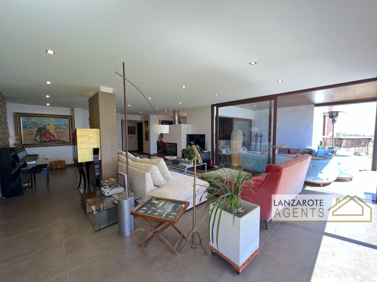 8 bedroom Villa for sale in Playa Blanca with pool garage - € 2,495,000 (Ref: 10130968)