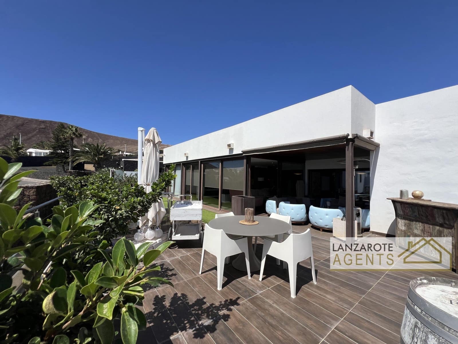 8 bedroom Villa for sale in Playa Blanca with pool garage - € 2,495,000 (Ref: 10130968)
