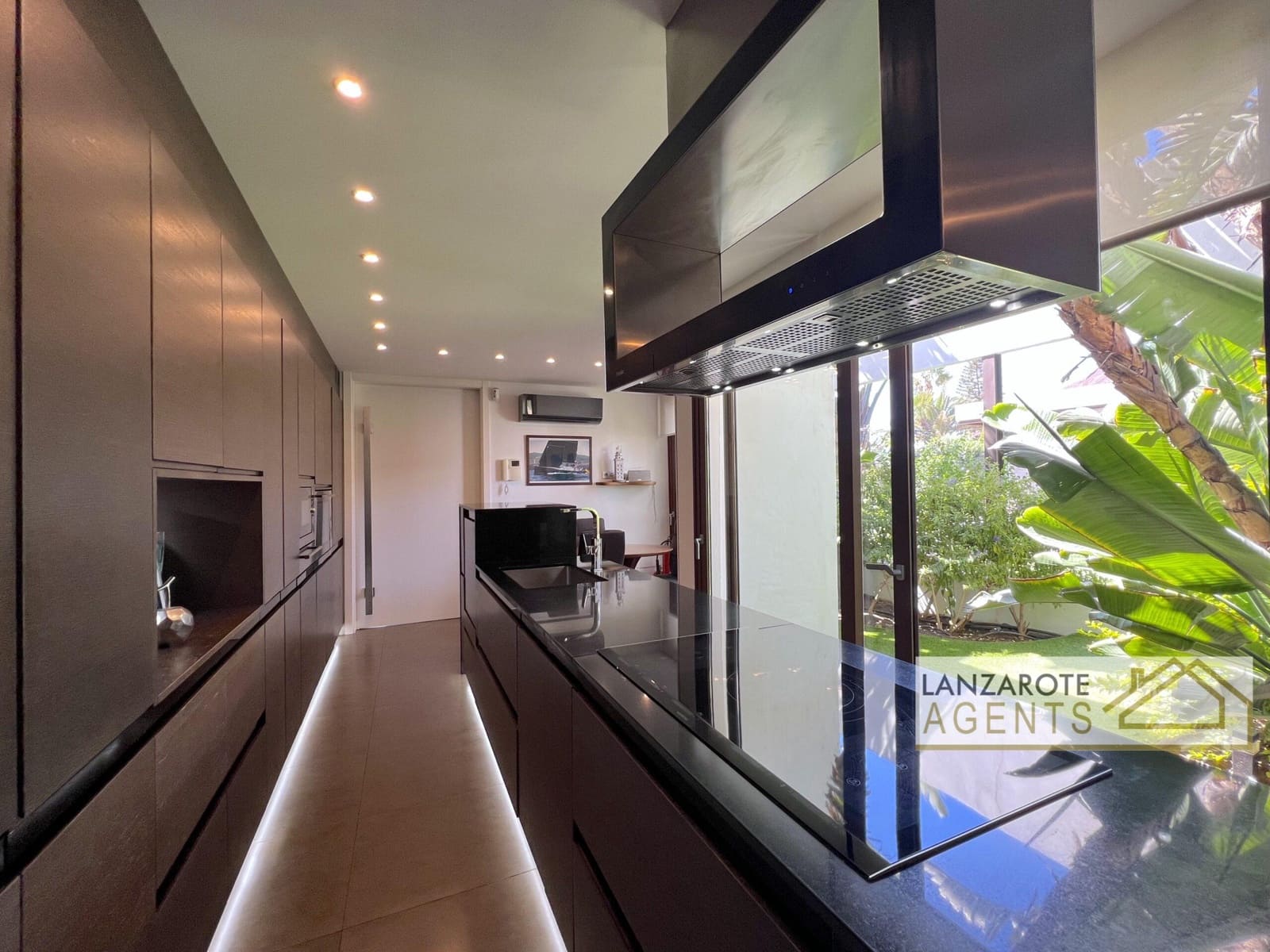 8 bedroom Villa for sale in Playa Blanca with pool garage - € 2,495,000 (Ref: 10130968)