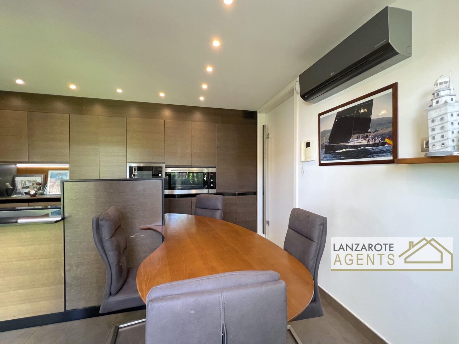 8 bedroom Villa for sale in Playa Blanca with pool garage - € 2,495,000 (Ref: 10130968)