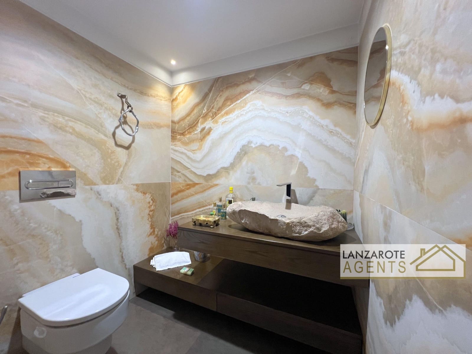 8 bedroom Villa for sale in Playa Blanca with pool garage - € 2,495,000 (Ref: 10130968)