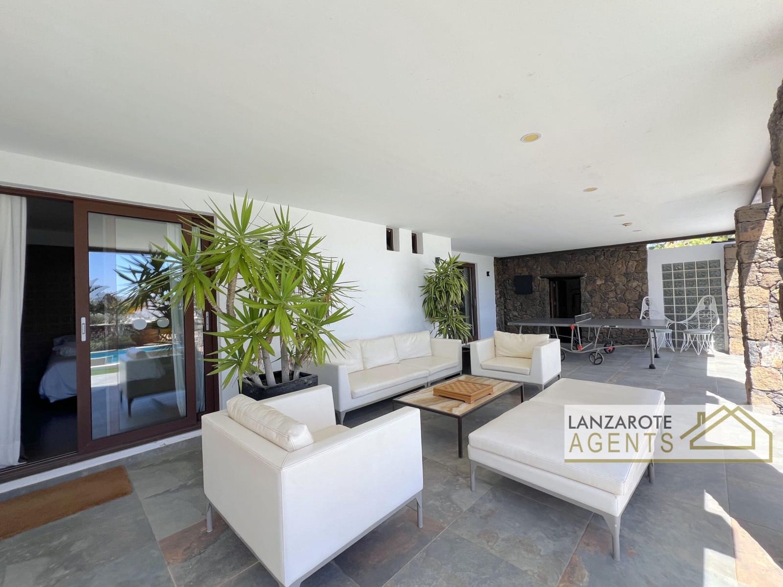 8 bedroom Villa for sale in Playa Blanca with pool garage - € 2,495,000 (Ref: 10130968)