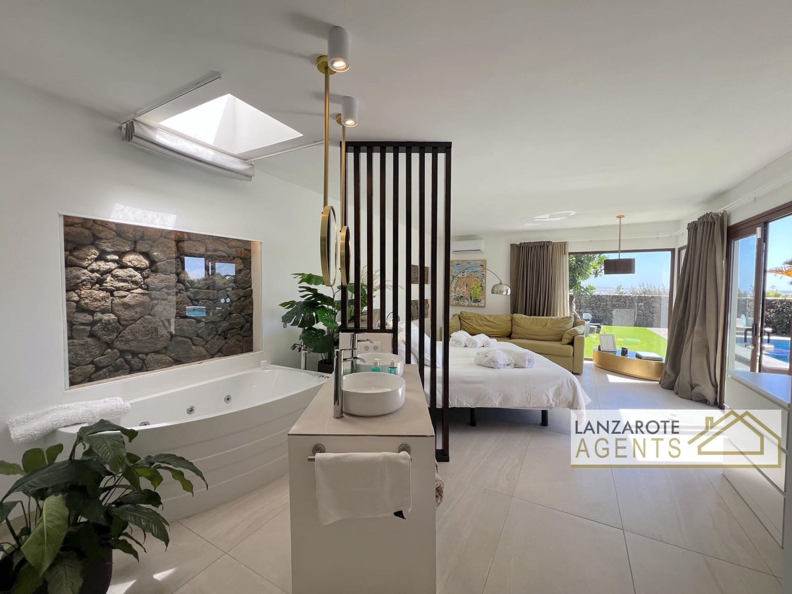 8 bedroom Villa for sale in Playa Blanca with pool garage - € 2,495,000 (Ref: 10130968)