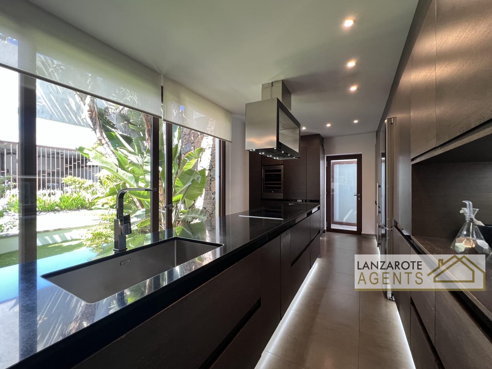 8 bedroom Villa for sale in Playa Blanca with pool garage - € 2,495,000 (Ref: 10130968)