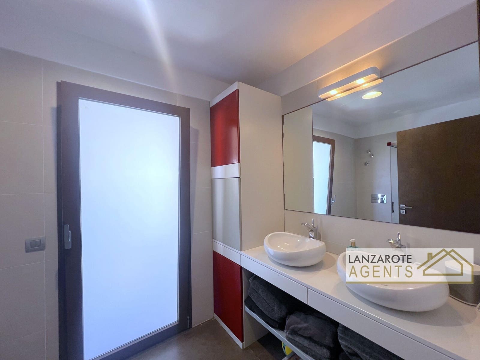 8 bedroom Villa for sale in Playa Blanca with pool garage - € 2,495,000 (Ref: 10130968)