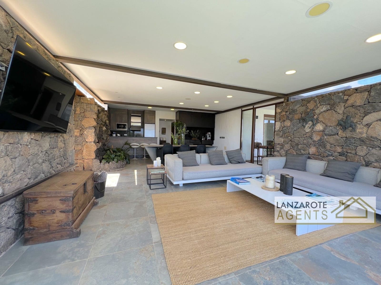 8 bedroom Villa for sale in Playa Blanca with pool garage - € 2,495,000 (Ref: 10130968)