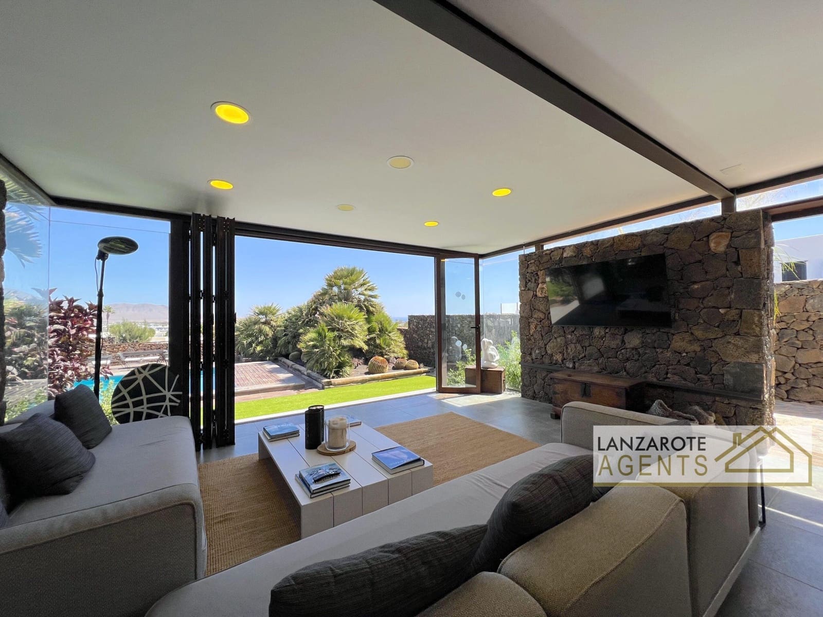 8 bedroom Villa for sale in Playa Blanca with pool garage - € 2,495,000 (Ref: 10130968)
