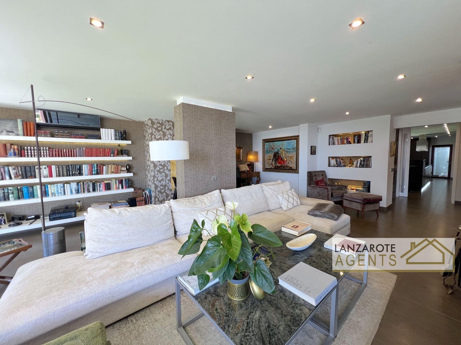 8 bedroom Villa for sale in Playa Blanca with pool garage - € 2,495,000 (Ref: 10130968)