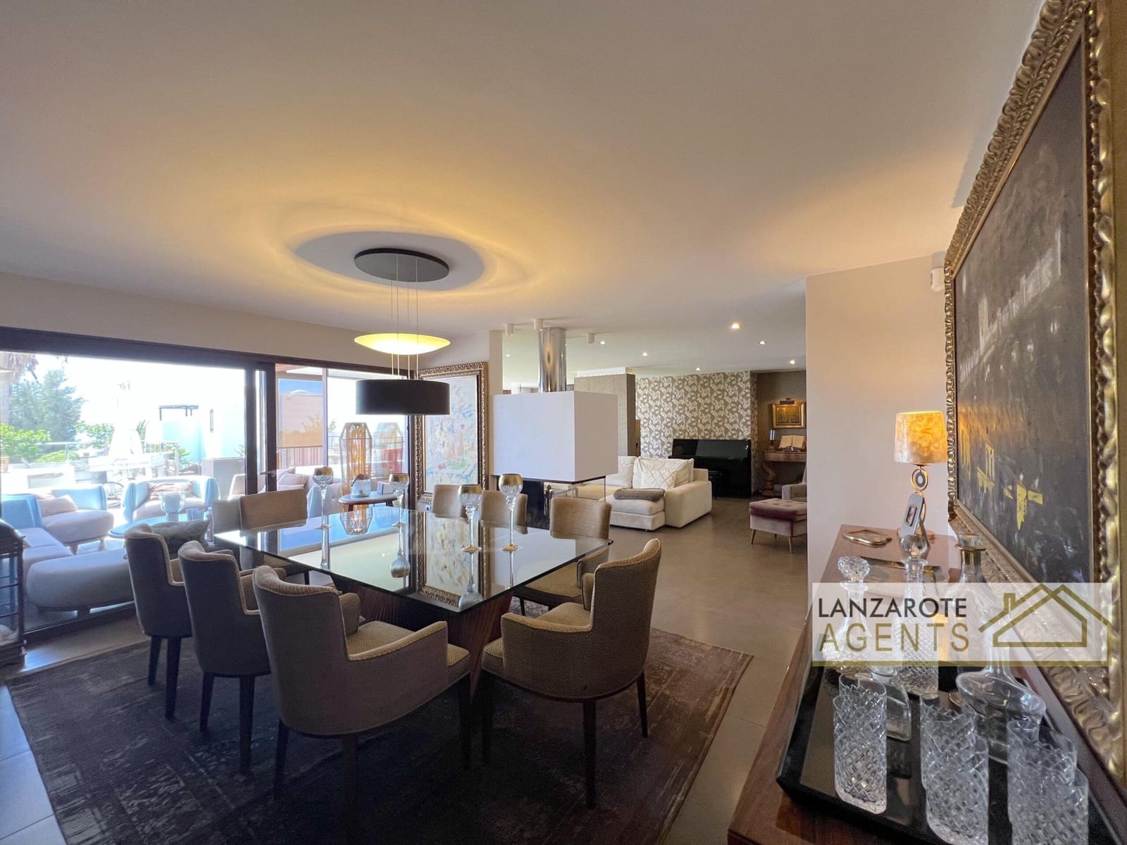 8 bedroom Villa for sale in Playa Blanca with pool garage - € 2,495,000 (Ref: 10130968)