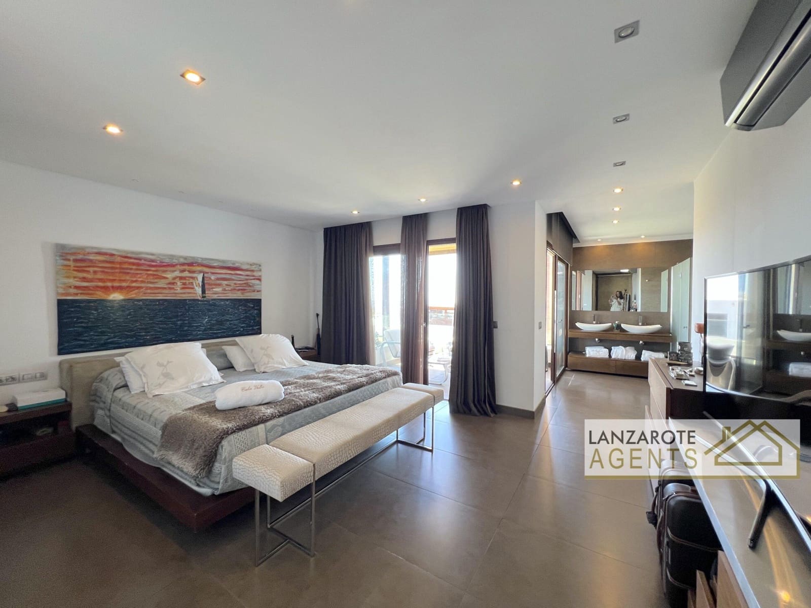 8 bedroom Villa for sale in Playa Blanca with pool garage - € 2,495,000 (Ref: 10130968)