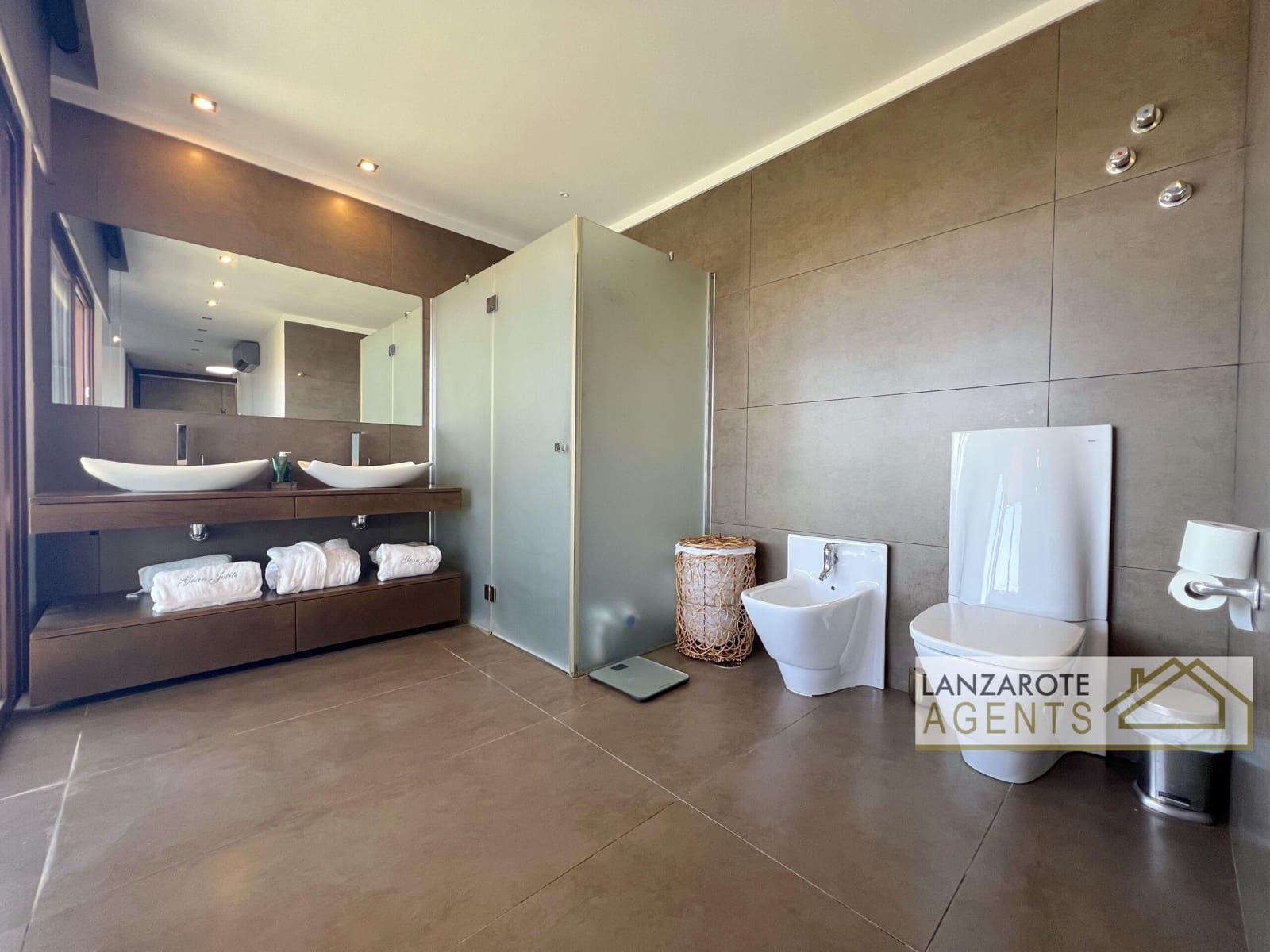 8 bedroom Villa for sale in Playa Blanca with pool garage - € 2,495,000 (Ref: 10130968)