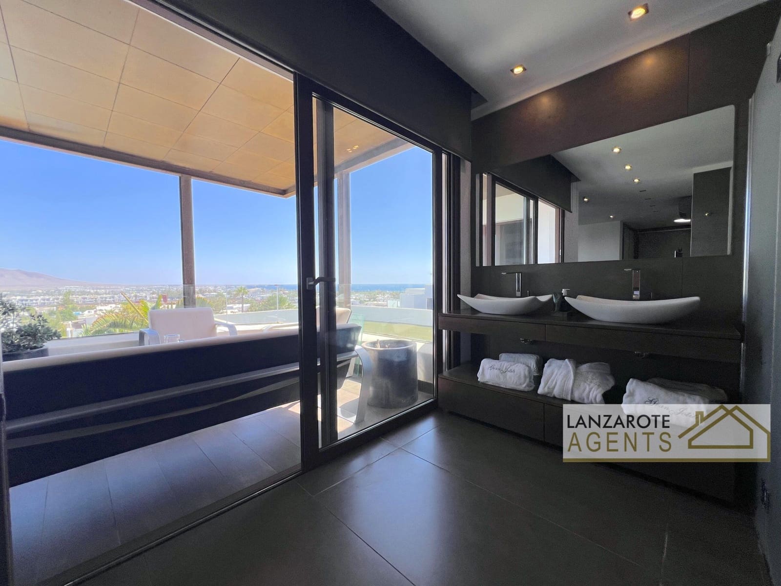 8 bedroom Villa for sale in Playa Blanca with pool garage - € 2,495,000 (Ref: 10130968)