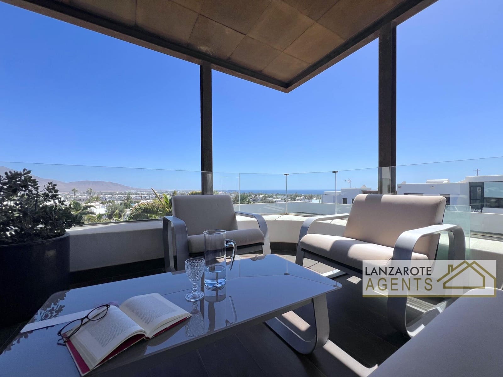 8 bedroom Villa for sale in Playa Blanca with pool garage - € 2,495,000 (Ref: 10130968)