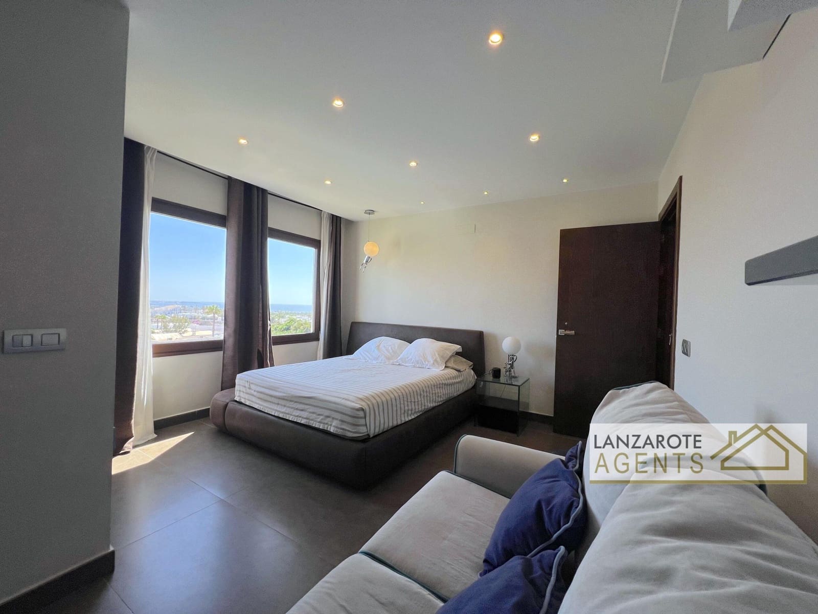 8 bedroom Villa for sale in Playa Blanca with pool garage - € 2,495,000 (Ref: 10130968)