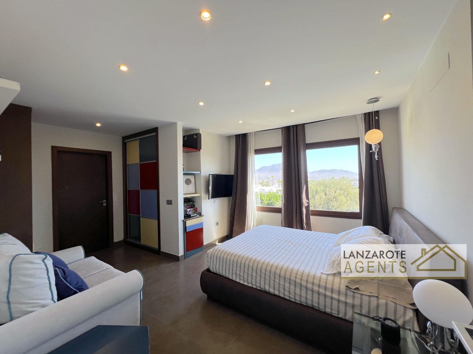 8 bedroom Villa for sale in Playa Blanca with pool garage - € 2,495,000 (Ref: 10130968)