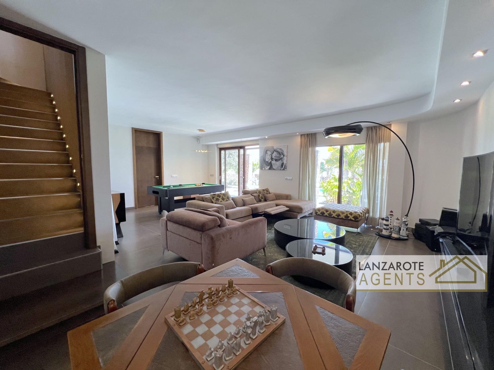 8 bedroom Villa for sale in Playa Blanca with pool garage - € 2,495,000 (Ref: 10130968)