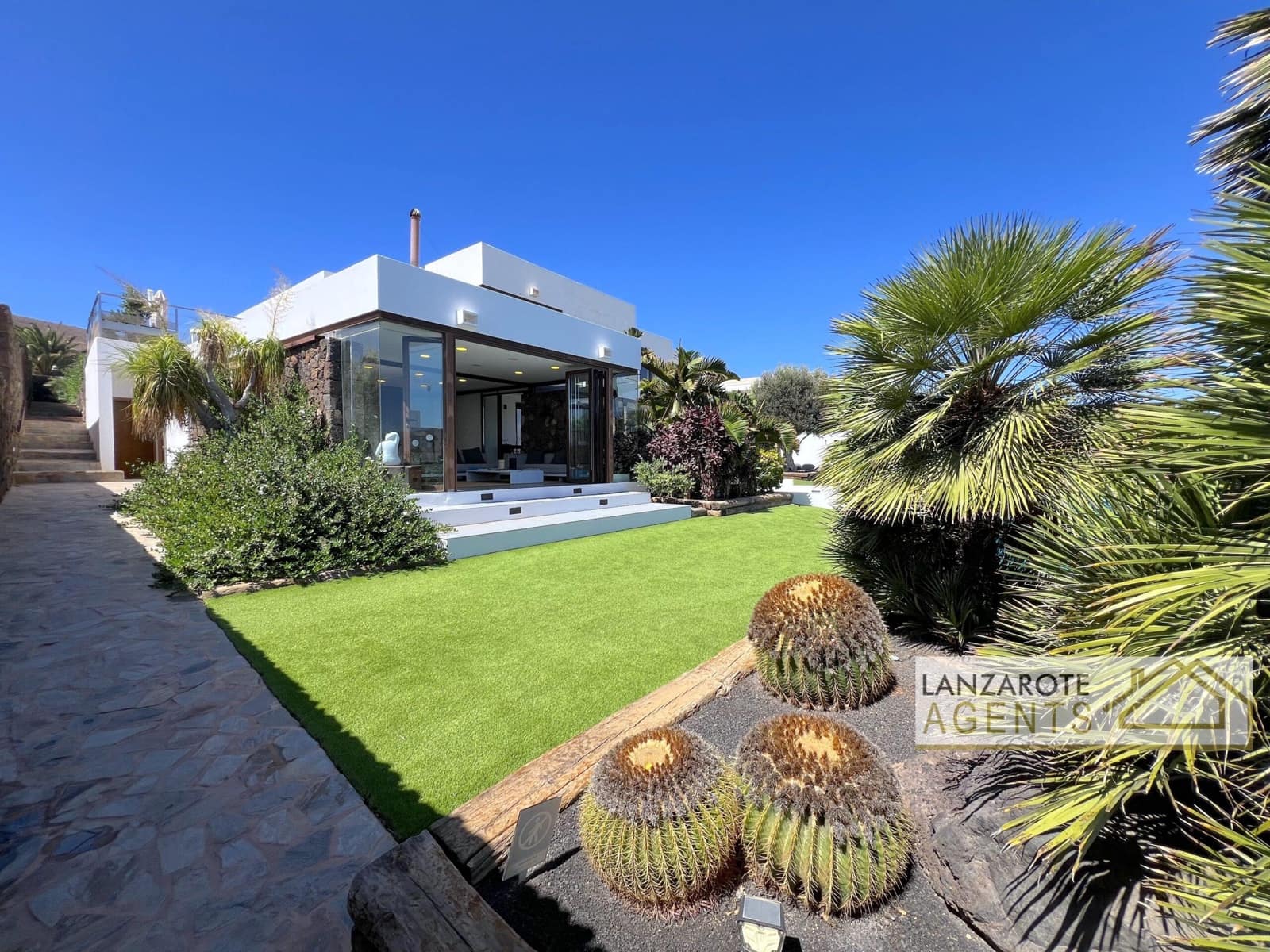 8 bedroom Villa for sale in Playa Blanca with pool garage - € 2,495,000 (Ref: 10130968)