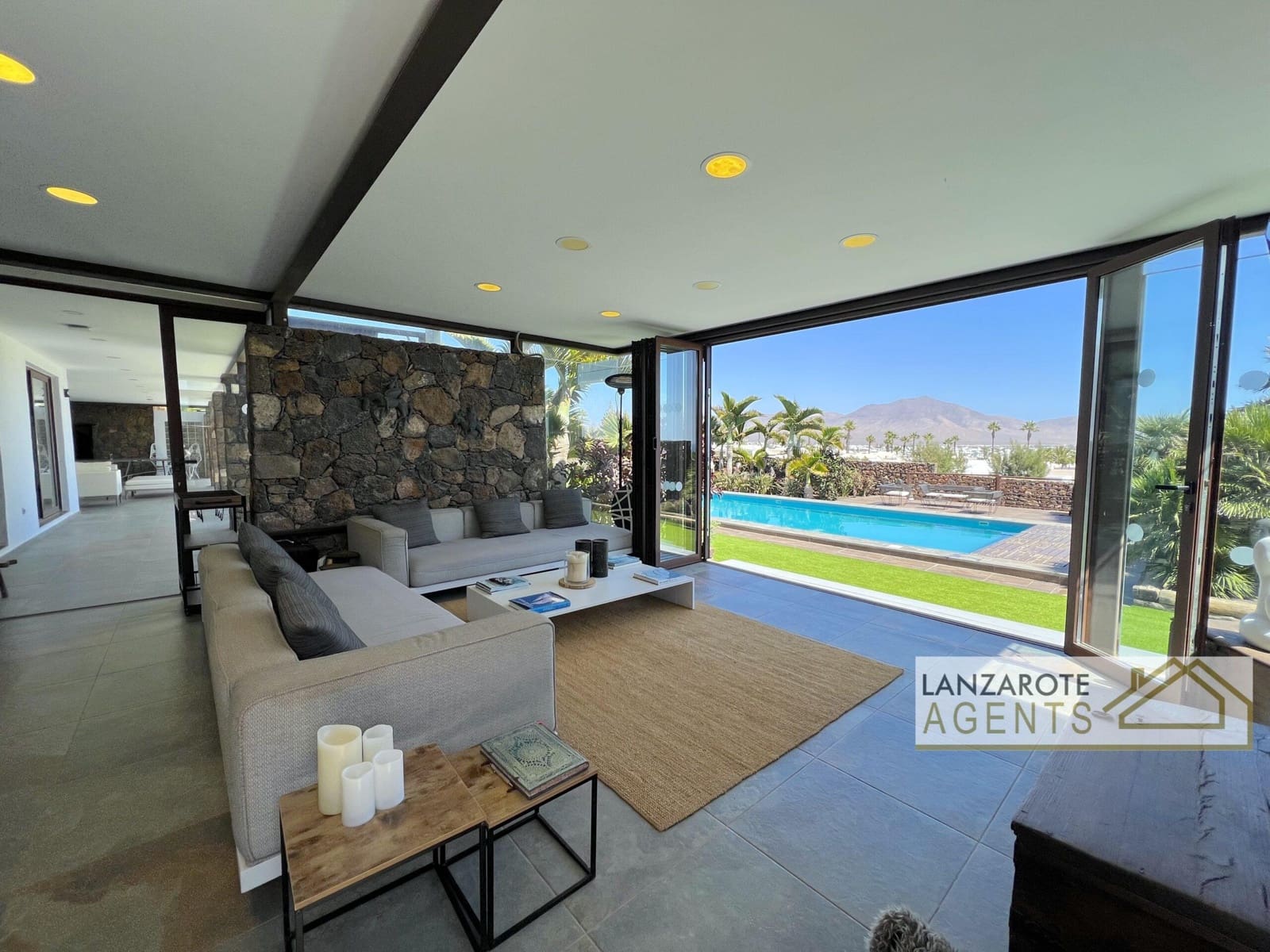 8 bedroom Villa for sale in Playa Blanca with pool garage - € 2,495,000 (Ref: 10130968)