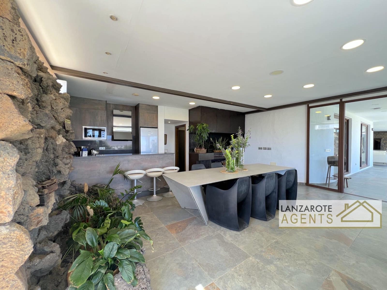 8 bedroom Villa for sale in Playa Blanca with pool garage - € 2,495,000 (Ref: 10130968)