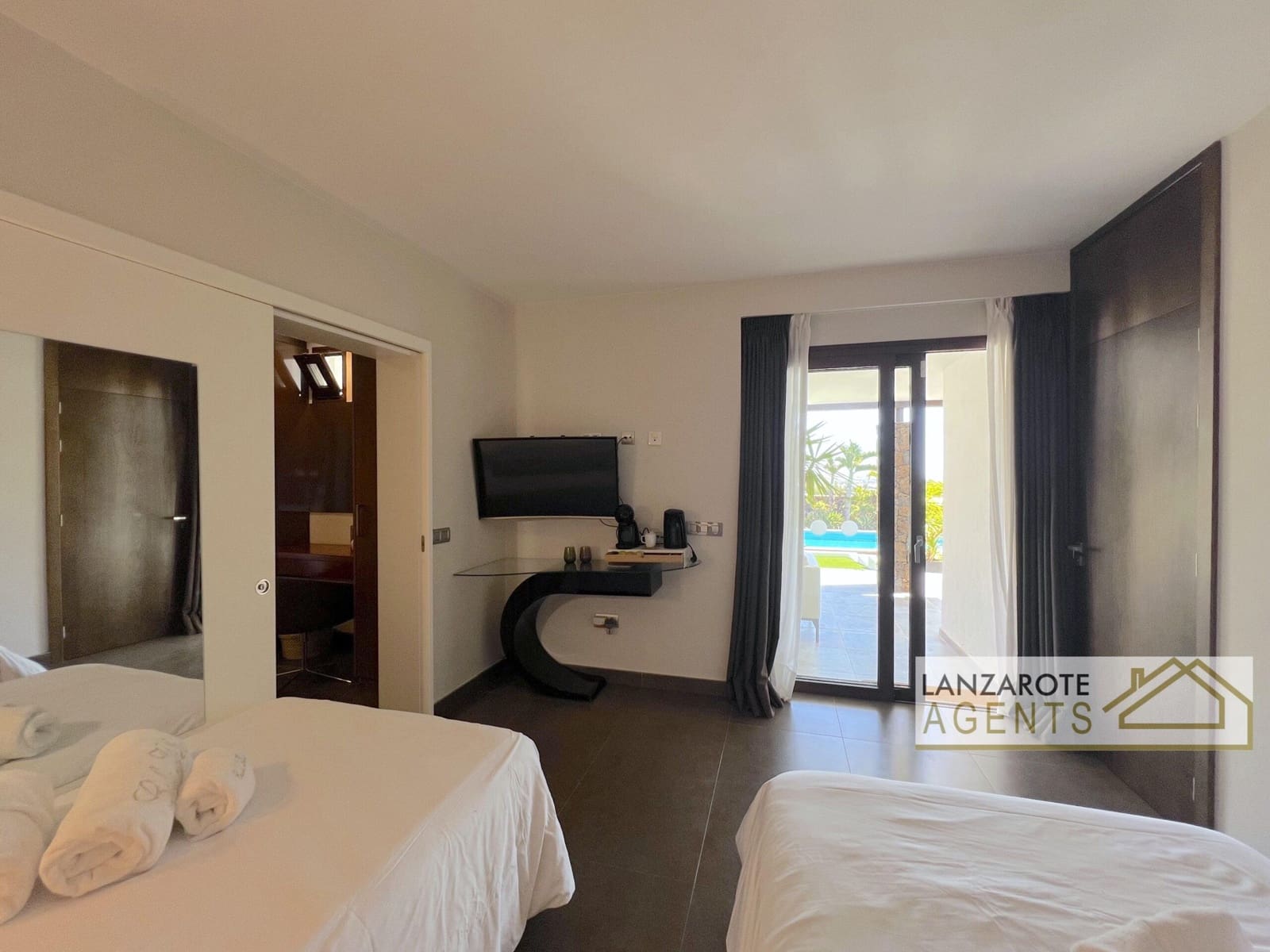 8 bedroom Villa for sale in Playa Blanca with pool garage - € 2,495,000 (Ref: 10130968)