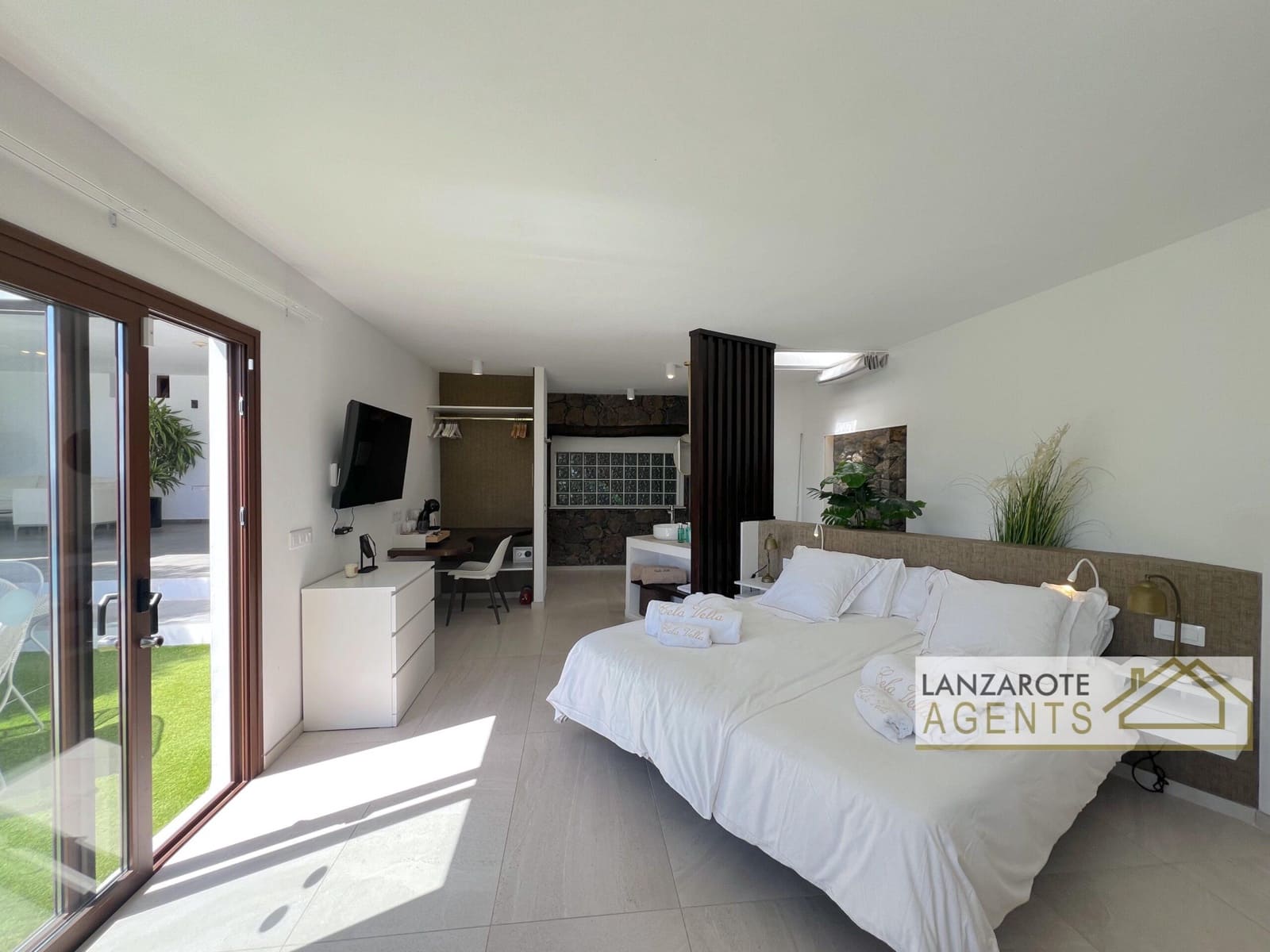 8 bedroom Villa for sale in Playa Blanca with pool garage - € 2,495,000 (Ref: 10130968)