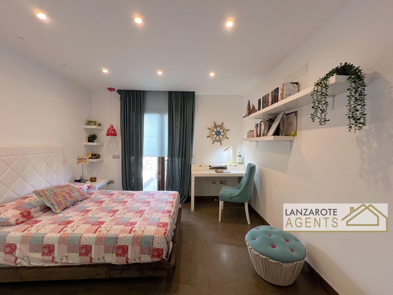 8 bedroom Villa for sale in Playa Blanca with pool garage - € 2,495,000 (Ref: 10130968)