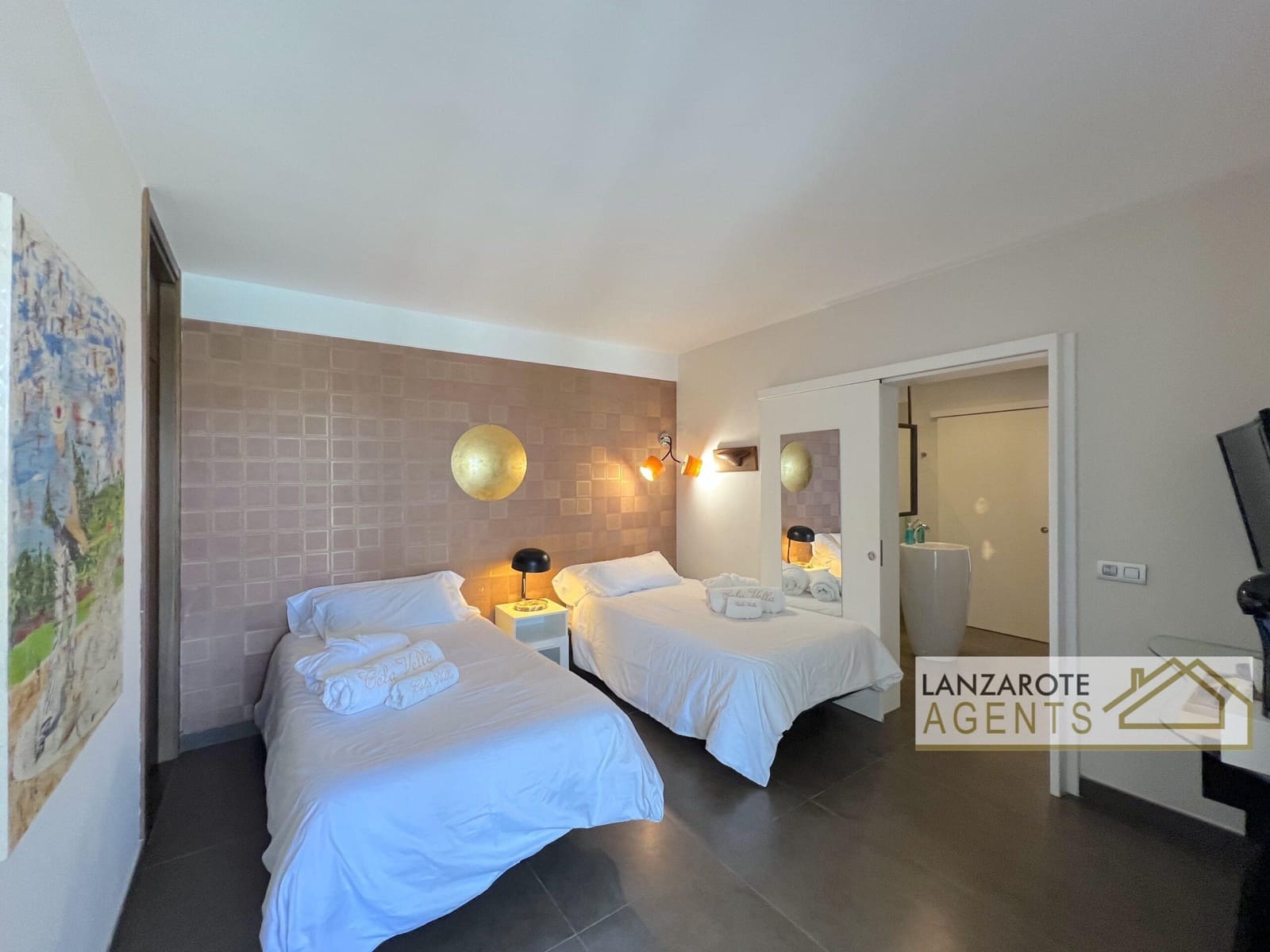 8 bedroom Villa for sale in Playa Blanca with pool garage - € 2,495,000 (Ref: 10130968)