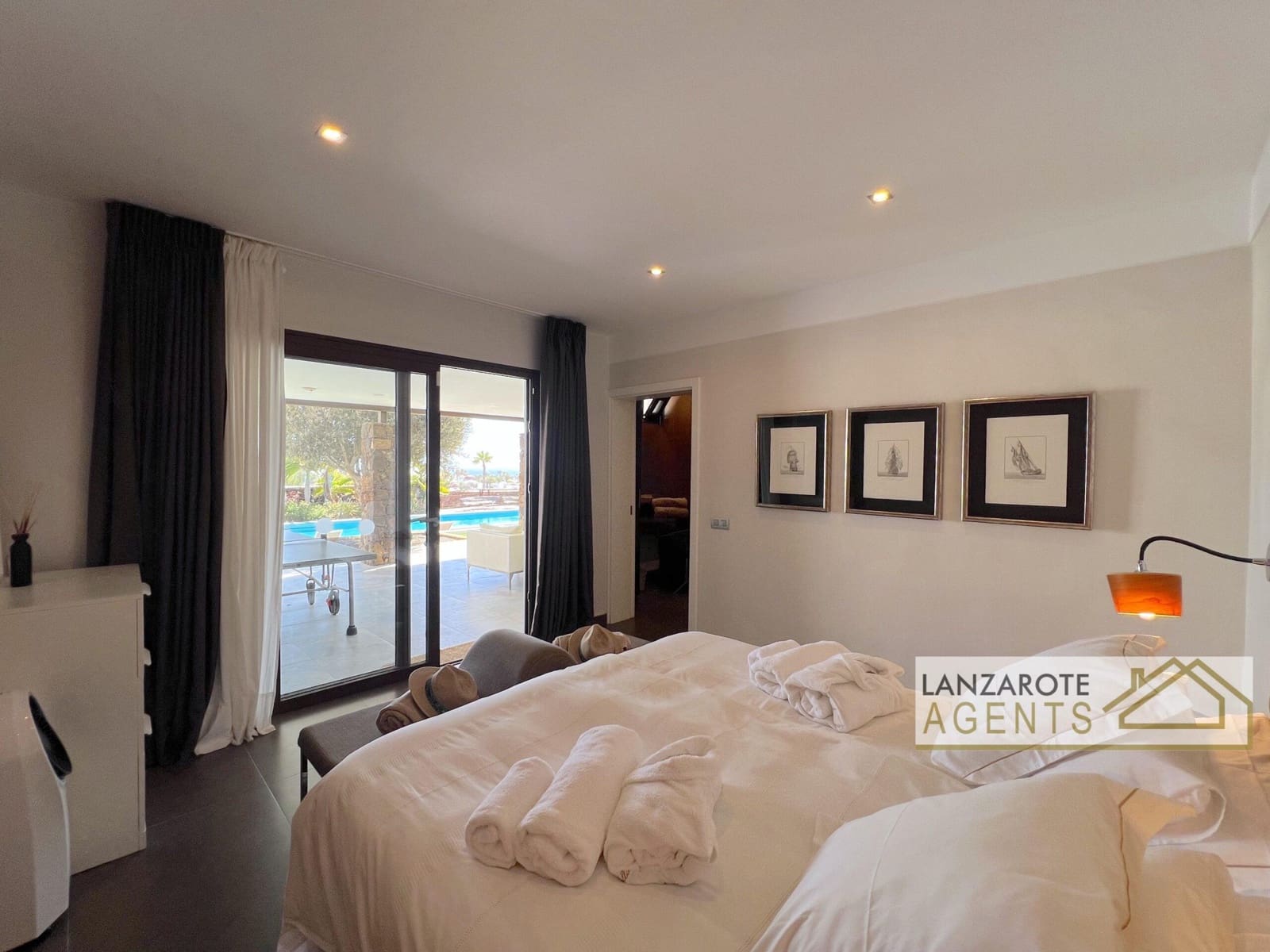 8 bedroom Villa for sale in Playa Blanca with pool garage - € 2,495,000 (Ref: 10130968)