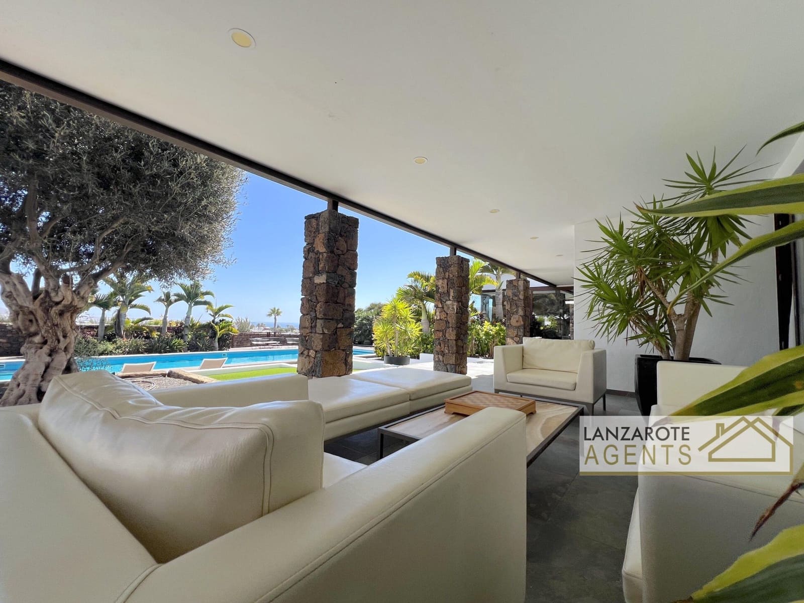 8 bedroom Villa for sale in Playa Blanca with pool garage - € 2,495,000 (Ref: 10130968)