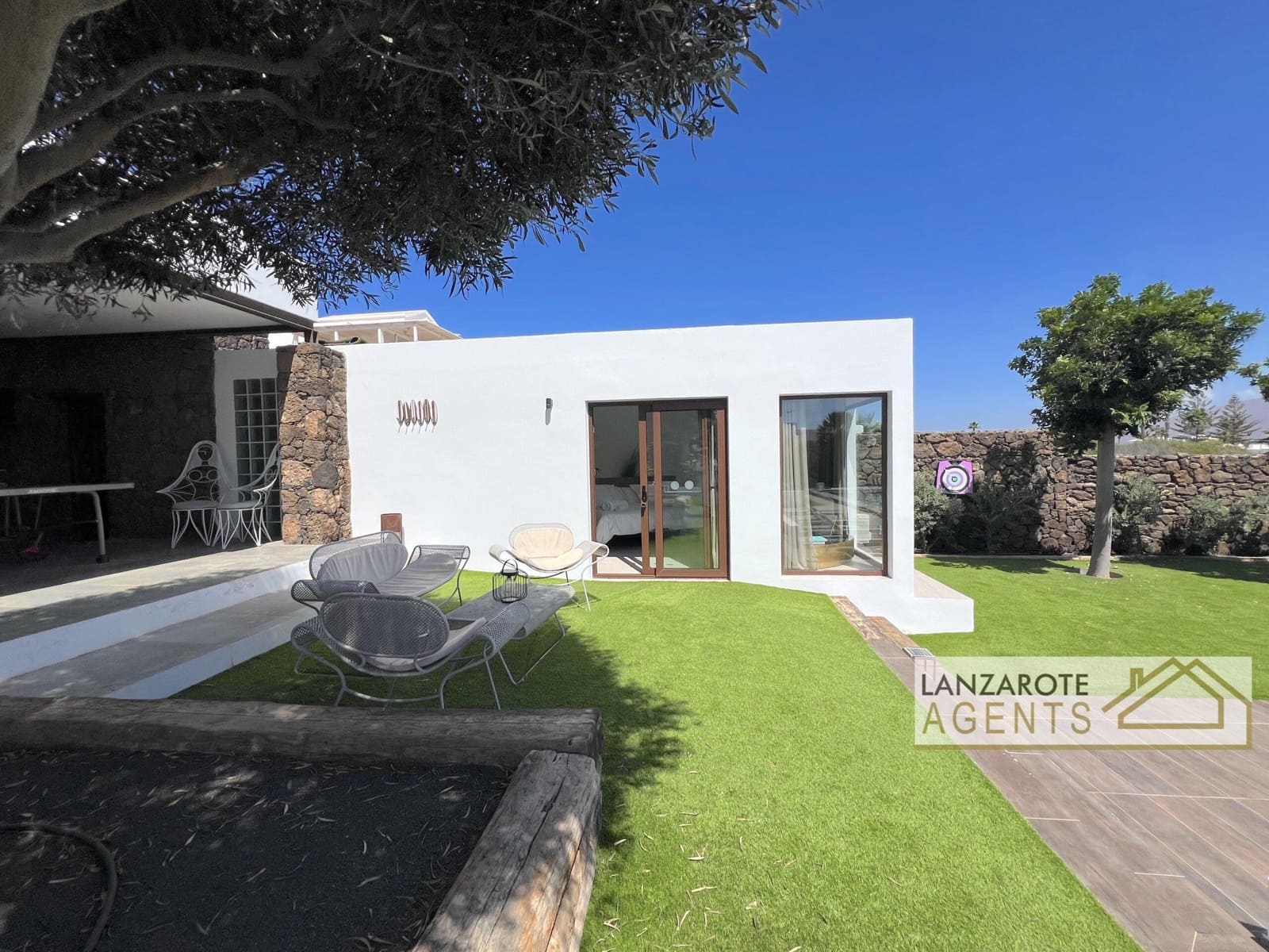 8 bedroom Villa for sale in Playa Blanca with pool garage - € 2,495,000 (Ref: 10130968)