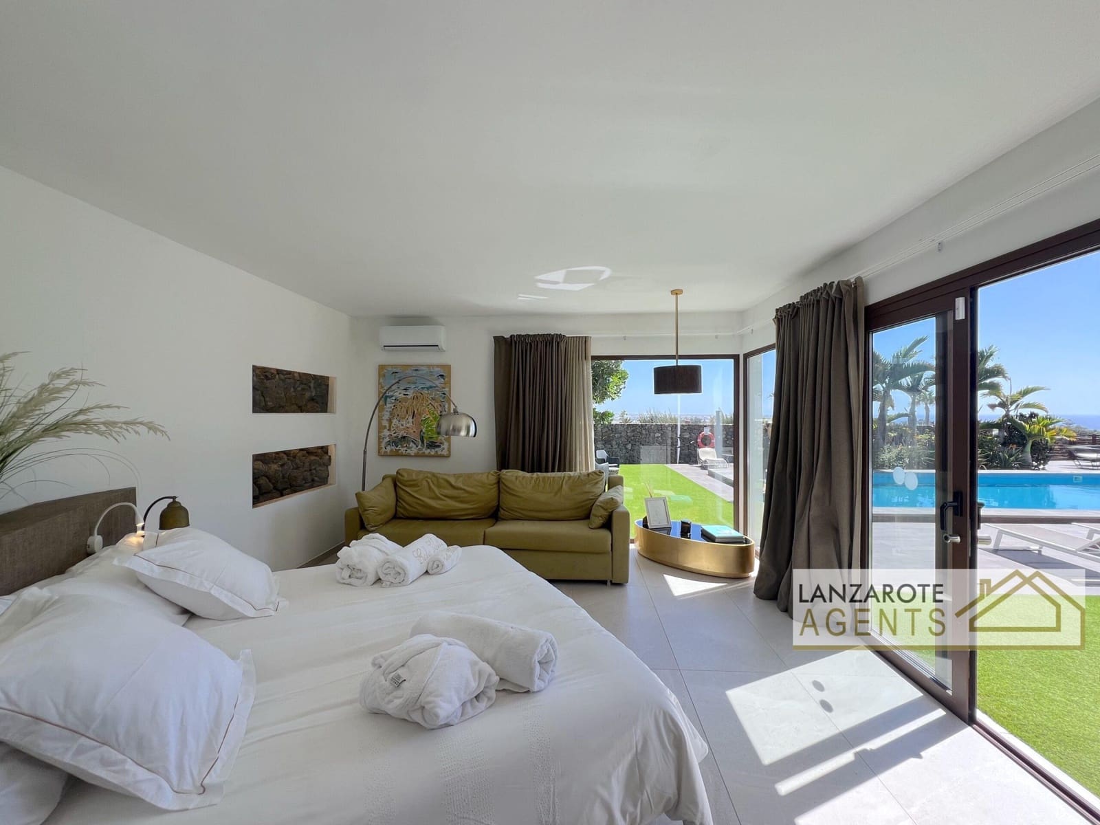 8 bedroom Villa for sale in Playa Blanca with pool garage - € 2,495,000 (Ref: 10130968)