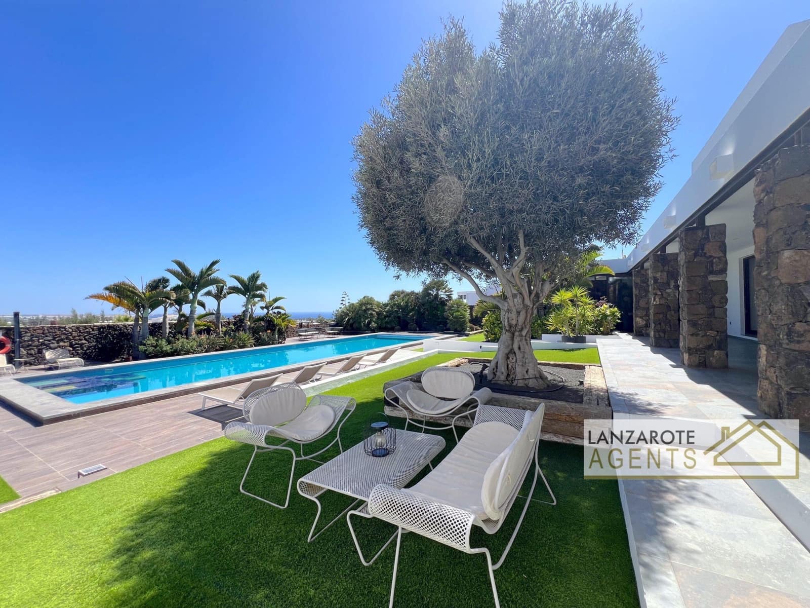 8 bedroom Villa for sale in Playa Blanca with pool garage - € 2,495,000 (Ref: 10130968)