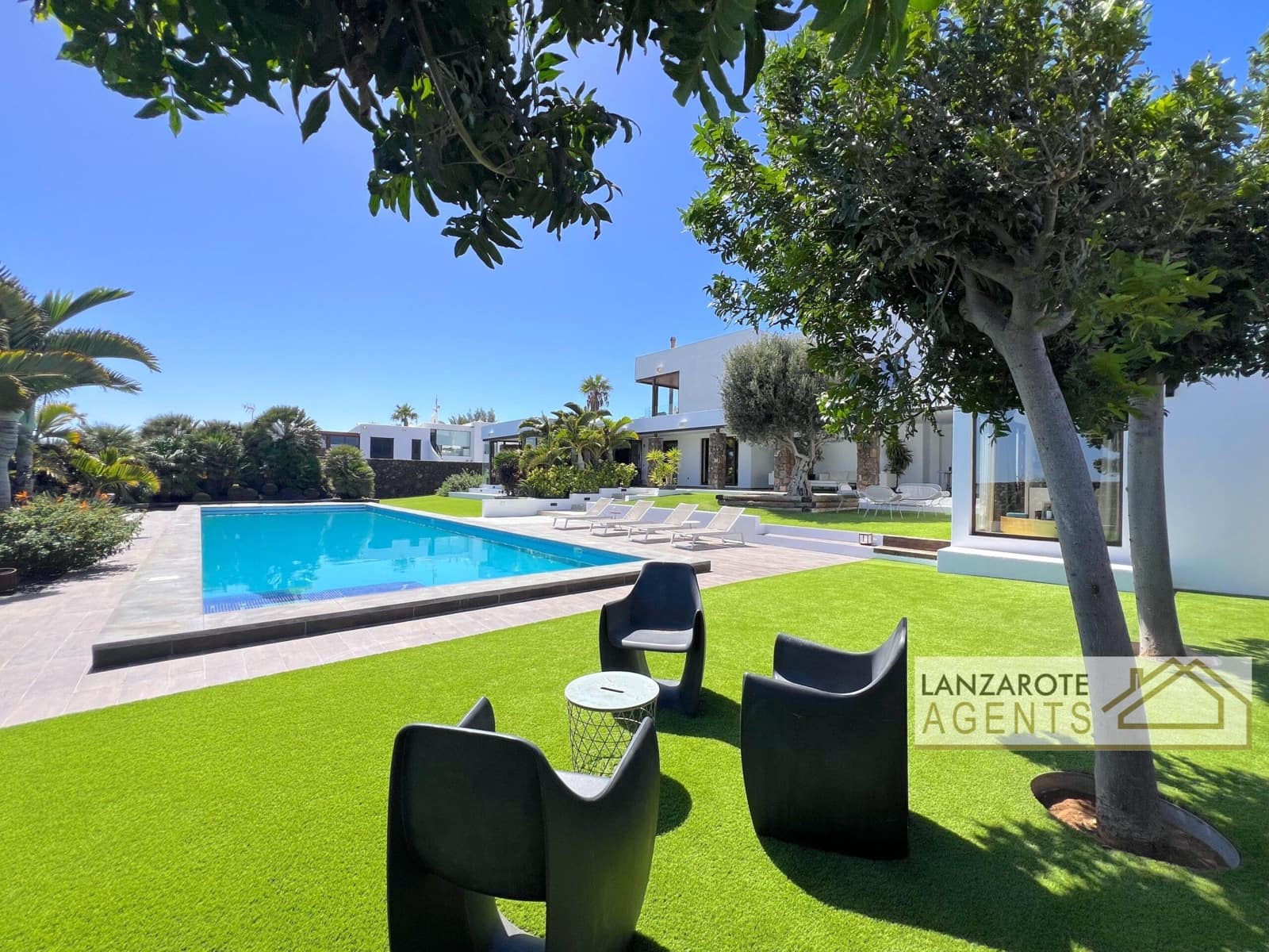 8 bedroom Villa for sale in Playa Blanca with pool garage - € 2,495,000 (Ref: 10130968)