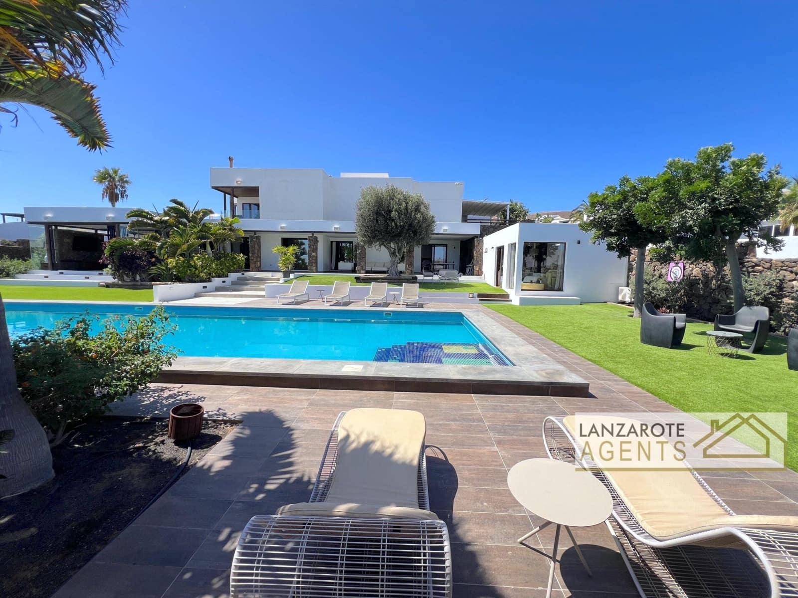 8 bedroom Villa for sale in Playa Blanca with pool garage - € 2,495,000 (Ref: 10130968)