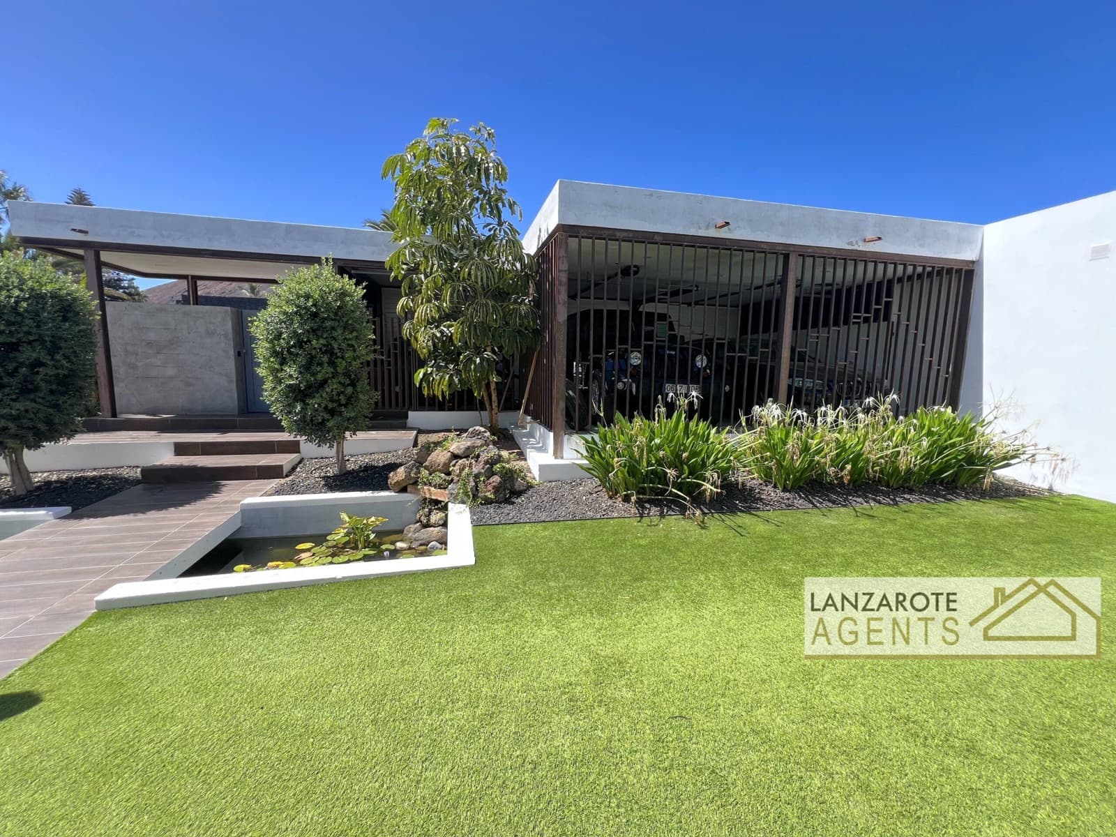 8 bedroom Villa for sale in Playa Blanca with pool garage - € 2,495,000 (Ref: 10130968)