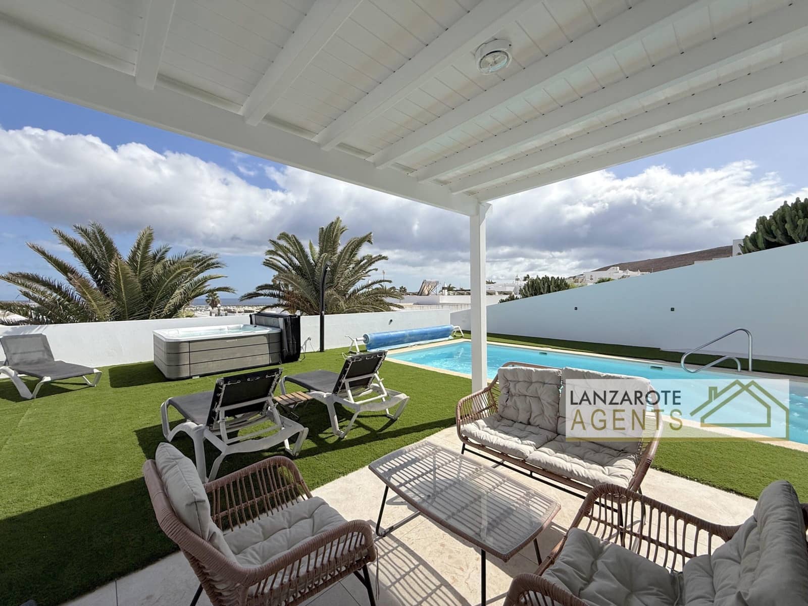 4 quarto Moradia para venda em Playa Blanca com piscina garagem - 699 000 € (Ref: 10145339)