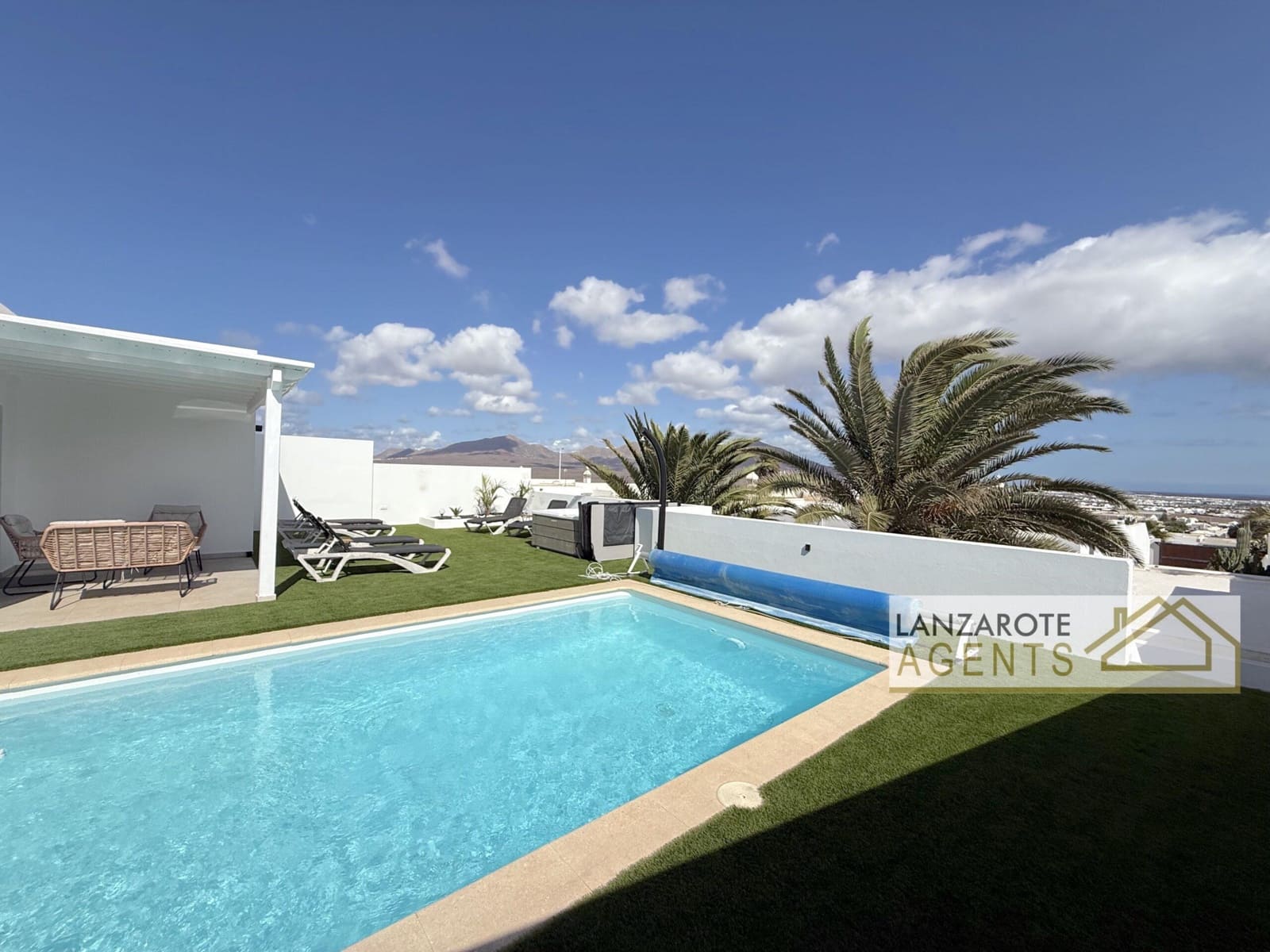 4 quarto Moradia para venda em Playa Blanca com piscina garagem - 699 000 € (Ref: 10145339)
