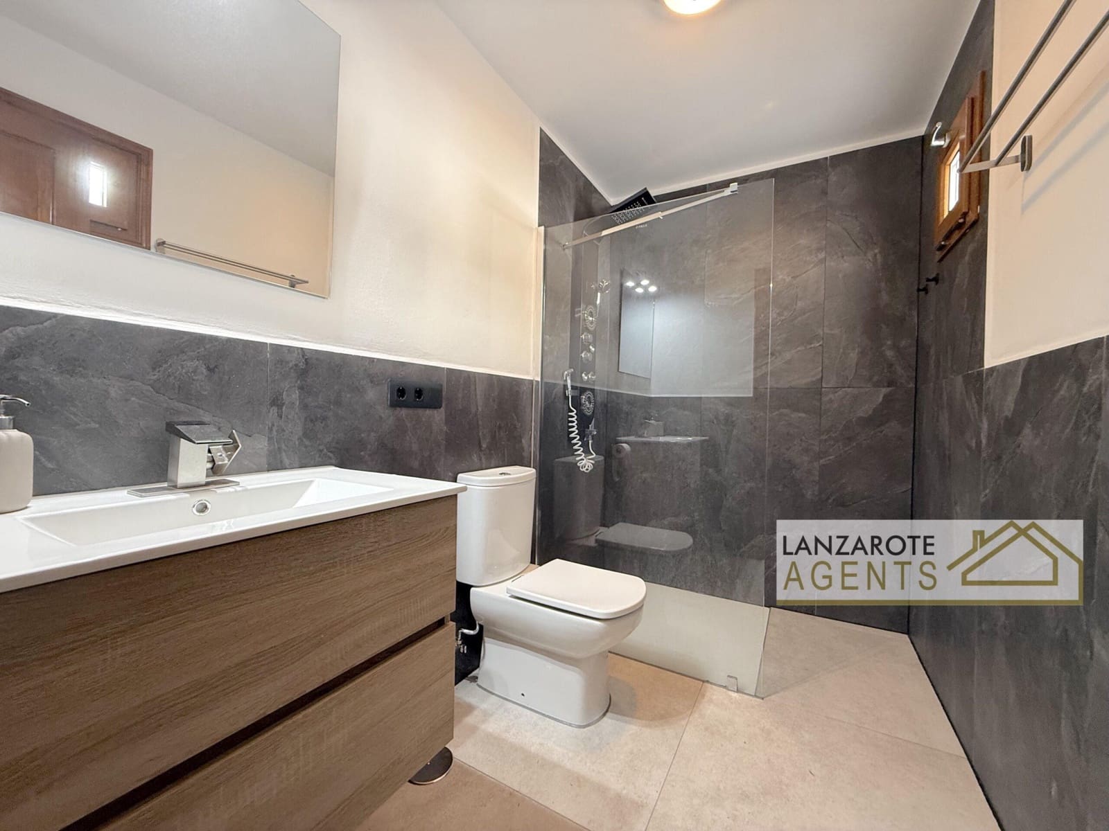 4 quarto Moradia para venda em Playa Blanca com piscina garagem - 699 000 € (Ref: 10145339)